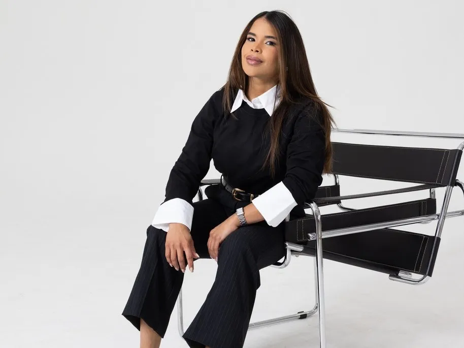 Keembely Díaz at her desk